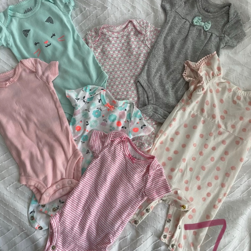 Newborn short sleeve onesies seven pieces